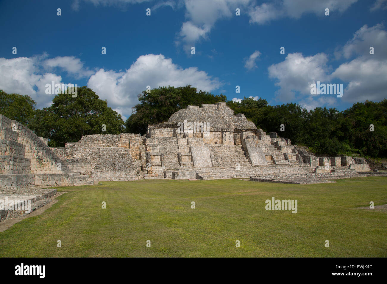 Die Edzna Maya-Ausgrabungsstätte in Campeche, Mexiko mit Plaza und Tempel Stockfoto