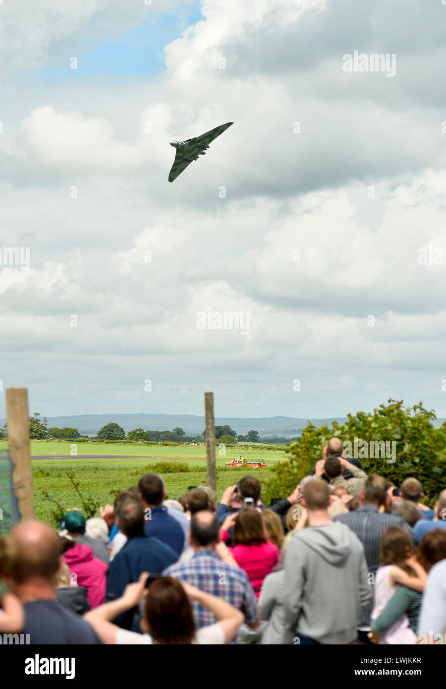 Flughafen von Carlisle, Cumbria, UK. 27. Juni 2015. Vulcan-Bomber markiert Armed Forces Day in Großbritannien. Die Welten letzten fliegende Avro Vulcan Bomber XH558 fliegt eine Anzeige über Flughafen Carlisle, Cumbria Teil der bundesweit V-Force-Tour, bevor das Flugzeug zieht sich aus fliegen Pflicht. Bildnachweis: STUART WALKER/Alamy Live-Nachrichten Stockfoto