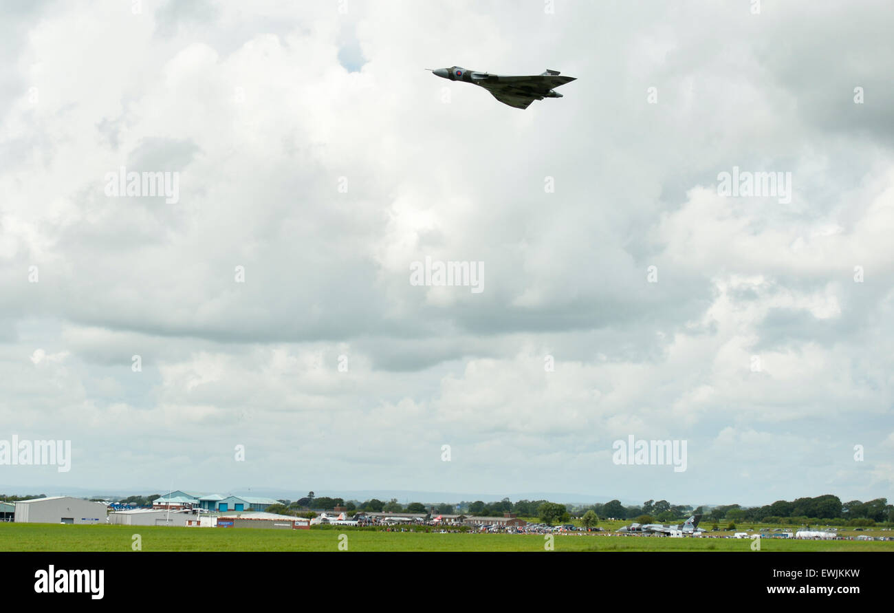 Flughafen von Carlisle, Cumbria, UK. 27. Juni 2015. Vulcan-Bomber markiert Armed Forces Day in Großbritannien. Die Welten letzten fliegende Avro Vulcan Bomber XH558 fliegt eine Anzeige über Flughafen Carlisle, Cumbria Teil der bundesweit V-Force-Tour, bevor das Flugzeug zieht sich aus fliegen Pflicht. Bildnachweis: STUART WALKER/Alamy Live-Nachrichten Stockfoto