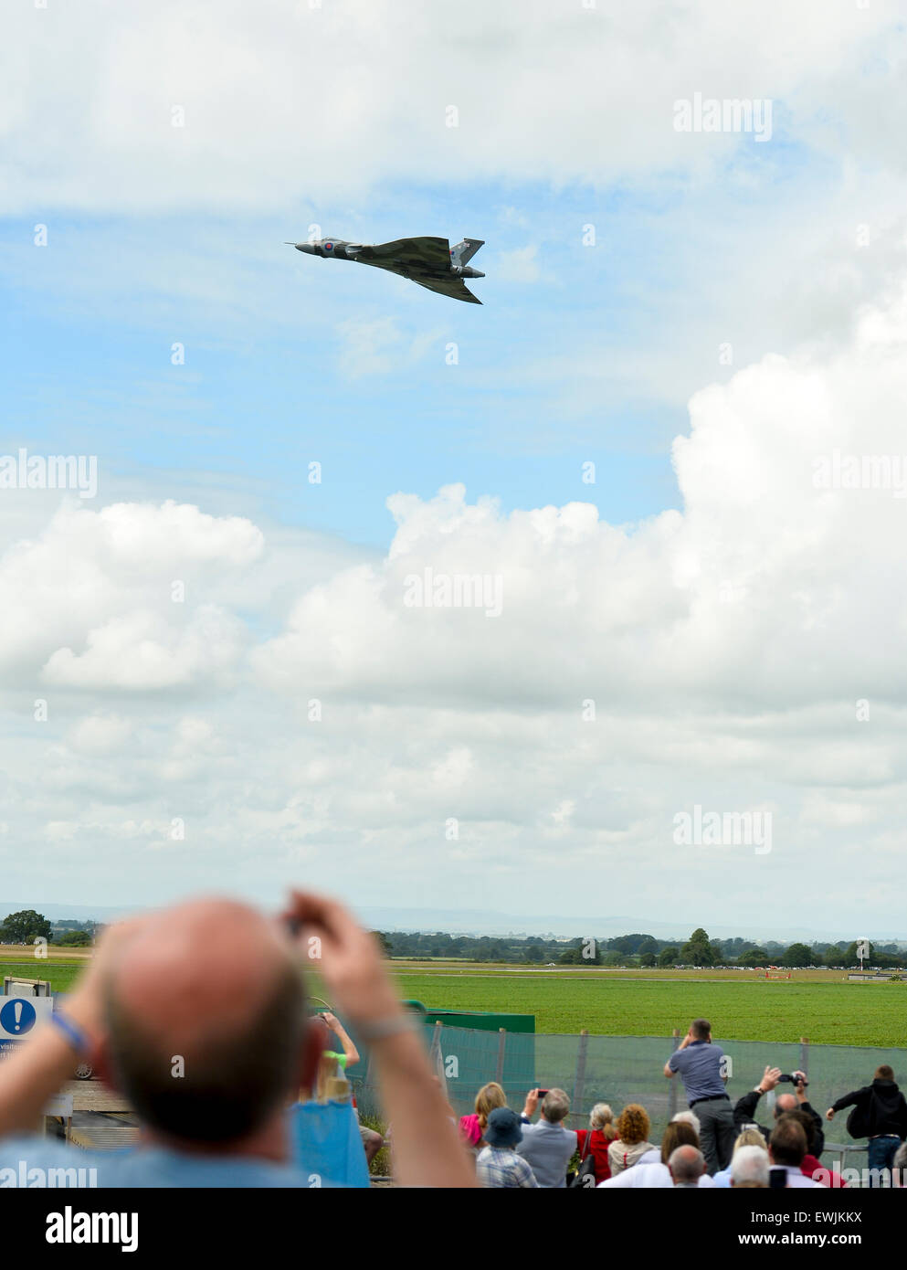 Flughafen von Carlisle, Cumbria, UK. 27. Juni 2015. Vulcan-Bomber markiert Armed Forces Day in Großbritannien. Die Welten letzten fliegende Avro Vulcan Bomber XH558 fliegt eine Anzeige über Flughafen Carlisle, Cumbria Teil der bundesweit V-Force-Tour, bevor das Flugzeug zieht sich aus fliegen Pflicht. Bildnachweis: STUART WALKER/Alamy Live-Nachrichten Stockfoto