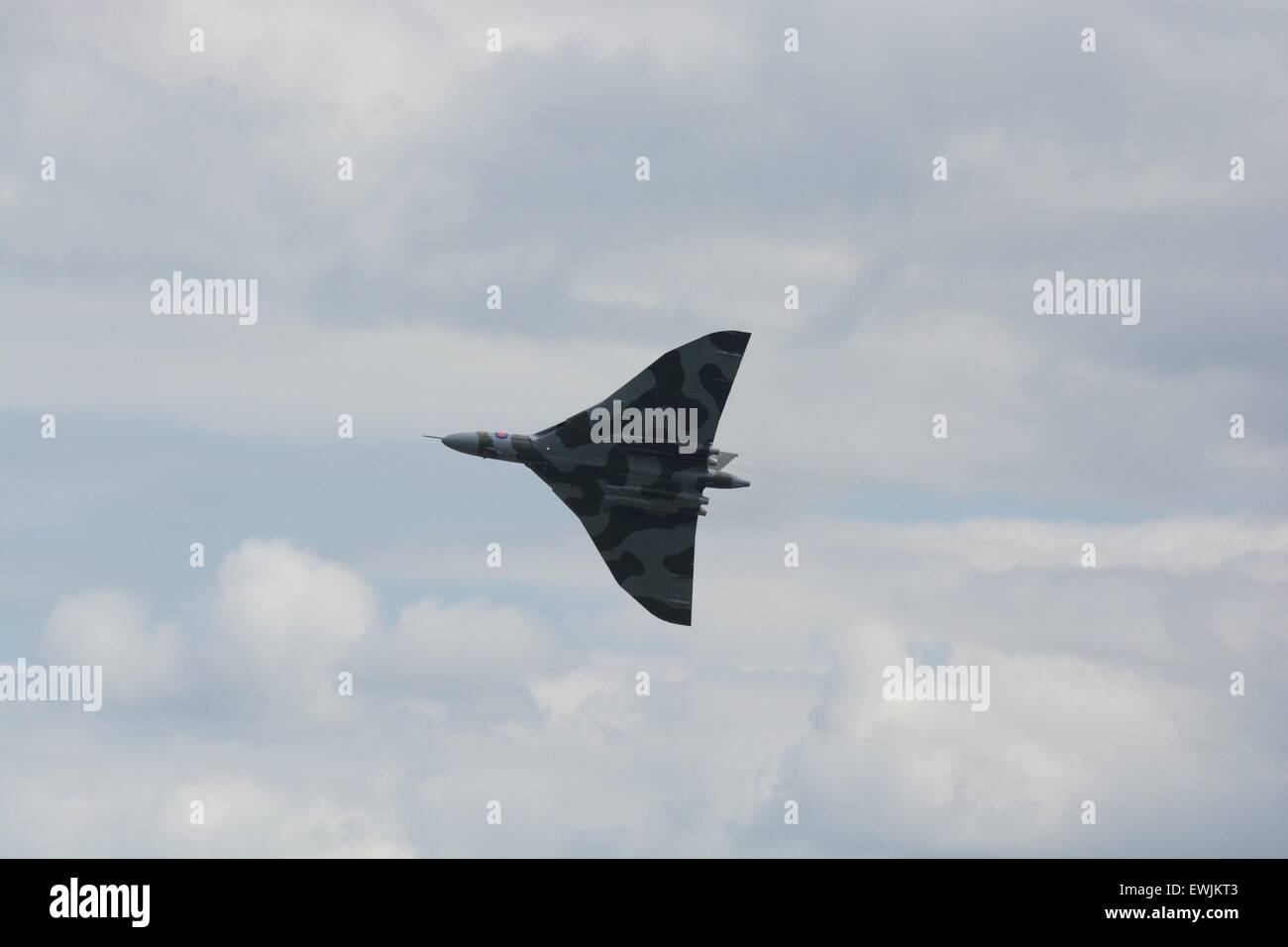 Woodford, größere Manchester, UK. 27. Juni 2015. Die letzte Vulcan-Bomber (XH558) überfliegt Woodford, wo es vor 55 Jahren in der Avro-Fabrik gebaut wurde. Das Flugzeug startete von Doncaster und folgte eine nördliche Route entlang der Nord-Ost-Küste über Scarborough und Sunderland nach Osten Fortune in Schottland, bevor er südlich um Carlisle, Lake Windermere, Barton Flugplatz Woodford, RAF Cosford, überfliegen und dann Rückkehr nach Doncaster nach dem Flug über Newark. Vulcan Durchflug Woodford größere Manchester UK Credit: John Fryer/Alamy Live-Nachrichten Stockfoto