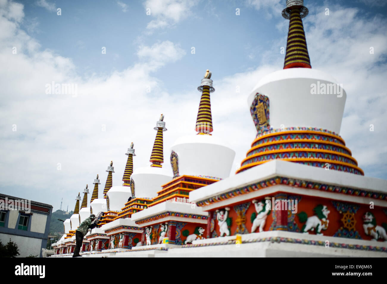 (150627)--XIJING, 27. Juni 2015 (Xinhua)--ein Bediensteter malt die Pagode im Kloster Taer in Huangzhong County, Nordwesten Chinas Provinz Qinghai, 27. Juni 2015. Als Tourismus-Hochsaison vor kurzem fällt, wurden acht Pagoden am Eingang des Klosters Taer neu gestrichen, um die Besucher zu begrüßen.  (Xinhua/Wu Gang)  (Zhs) Stockfoto