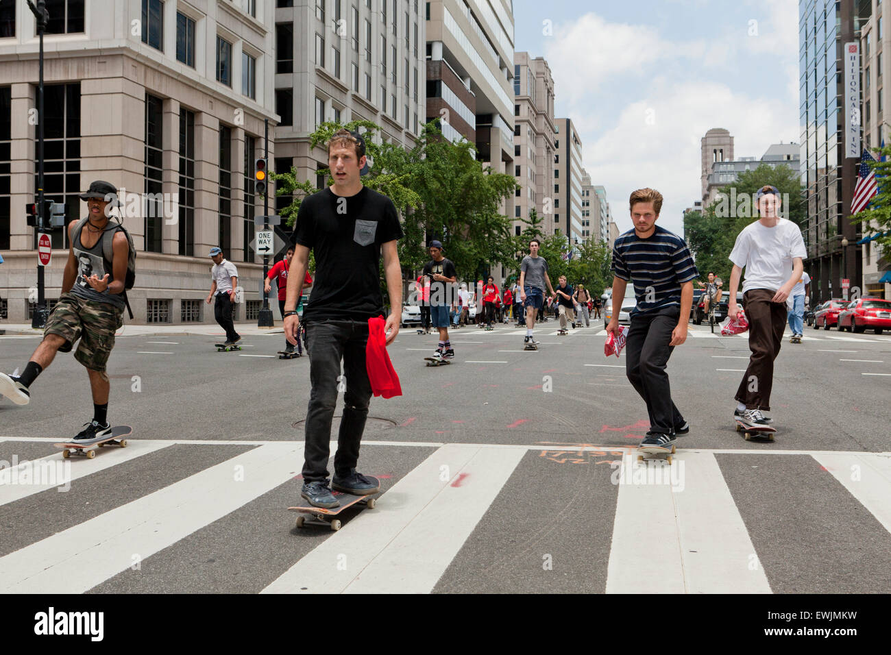Straße Skateboarder Reiten in Straße - USA Stockfoto