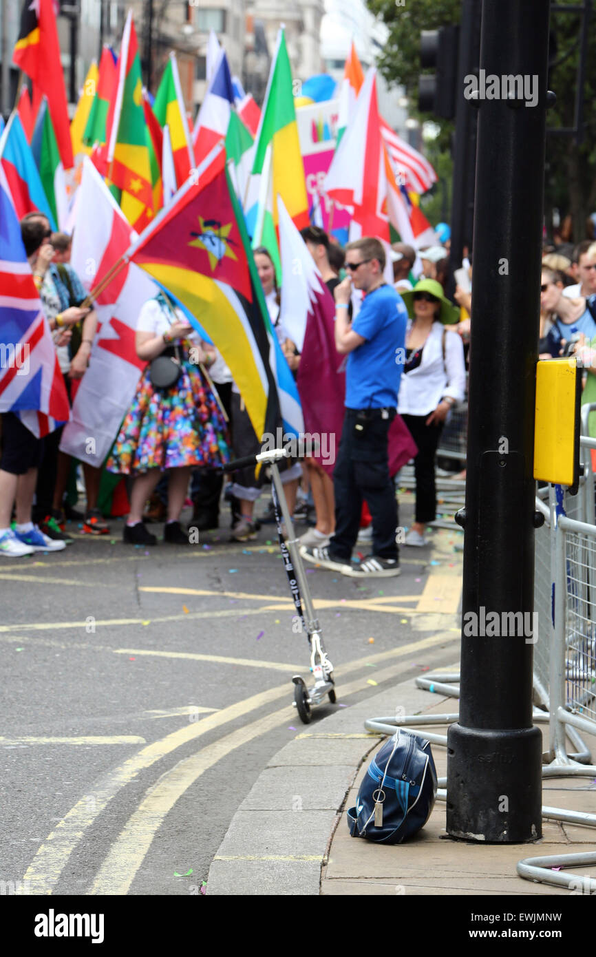 London, UK. 27. Juni 2015. Eine verdächtige Adidas Tasche wurde von Streckenposten und Polizei in der Oxford Street untersucht und der Pride-Parade in London wurde für zehn Minuten unterbrochen, während sie ausgecheckt wurde, um zu sehen, ob es eine Bombe Kredit war: Paul Brown/Alamy Live News Stockfoto