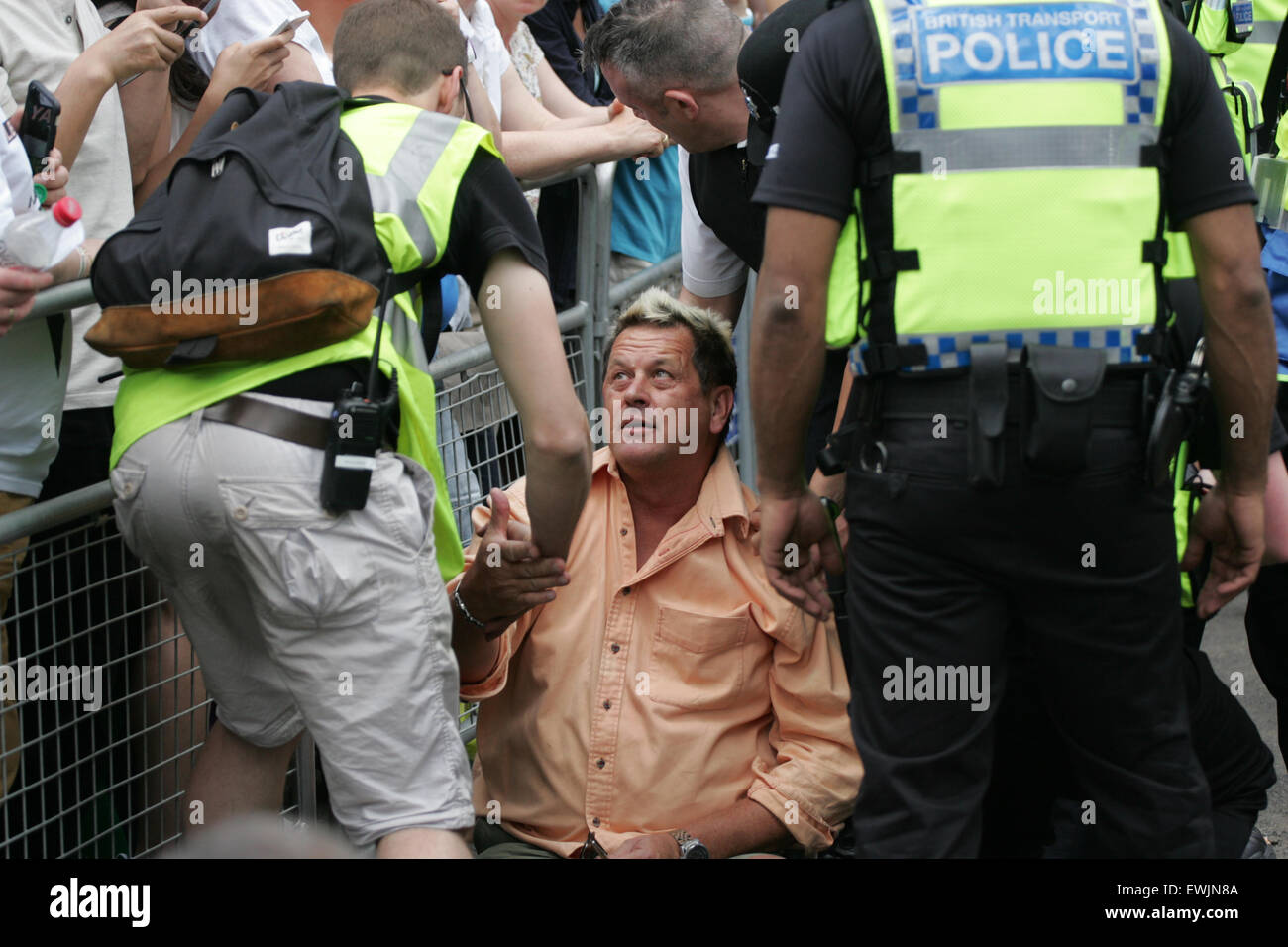 London, Vereinigtes Königreich, 27. Juni 2015 - ein Mann wird getroffen zu Boden und Handschellen kurz nach einem Handgemenge, die an der Vorderseite des Marsches in Credit entwickelt: Finn Nocher/Alamy Live News Stockfoto