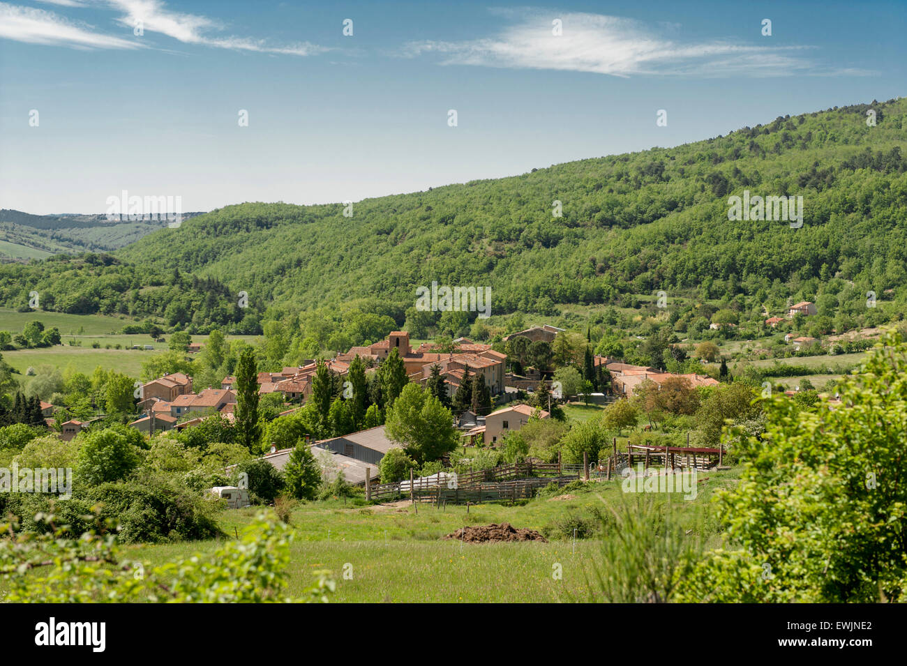 Das winzige Dorf Bugarach in den Corbières Bergen, Aude, Frankreich Stockfoto