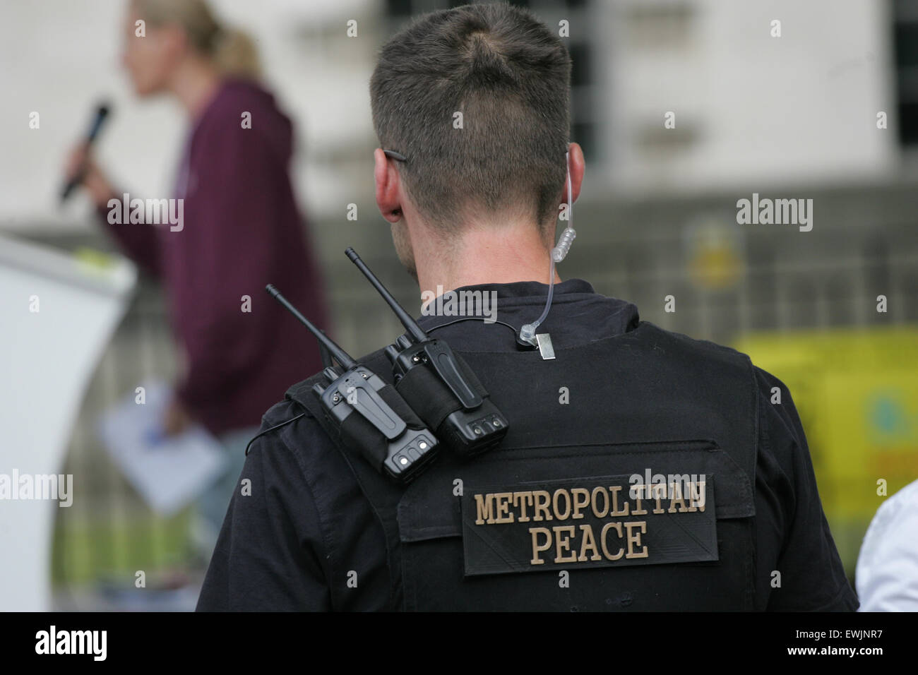 London, Vereinigtes Königreich, 27. Juni 2015 - "Metropolitan Frieden" Officer bei einem Protest gegen angeblichen Missbrauch von Kindern durch MPs und hohen Beamten in Westminister, in der Nähe der Pfad der 2015 London Pride März Credit: Finn Nocher/Alamy Live News Stockfoto