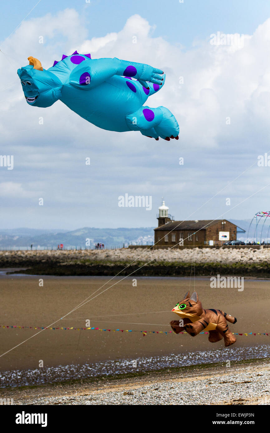 Morecambe, Lancashire, Großbritannien, 27. Juni 2015. "The Stone Jetty" _Fang The Wind Kite Festival ein jährliches Festival an der Küste von Morecambe, bei dem der Himmel den ganzen Tag lang voller spektakulärer Formen, Farben und Kreationen ist. Gezeigt wurden einzeilige Drachen aller Art und Größen, darunter ein massiver, 30 Meter langer aufblasbarer Octopus, fliegende Showkites, Hunde und sogar Fische. Außerdem 2-zeilige und 4-zeilige Stuntkites. Stockfoto