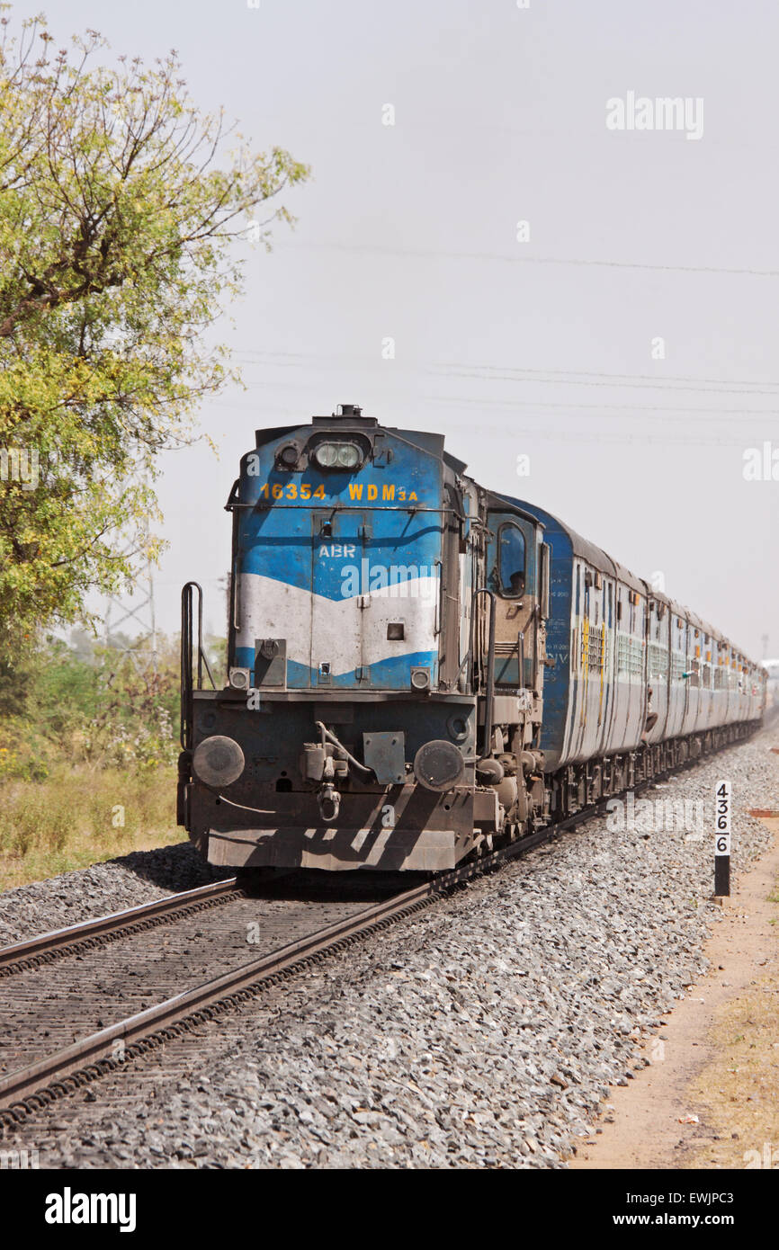 Die Kalkutta nach Ahmedabad express vorbei durch Rajasthan nahe der Stadt von Pali. Die Reise dauert mehr als 2 Tage Stockfoto