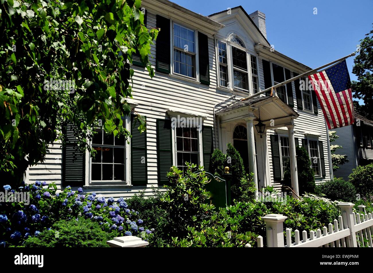 New Haven, Connecticut: aus dem 18. Jahrhundert beherbergt Kolonialzeit Holzhaus gegenüber dem Grün der Yale University Graduate Club Stockfoto