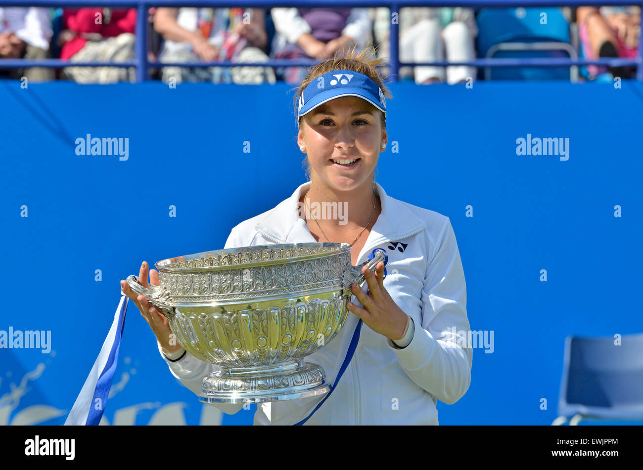 Eastbourne, Vereinigtes Königreich. 27. Juni 2015. Belinda Bencic hält die Trophäe bei den Aegon International in Eastbourne Stockfoto