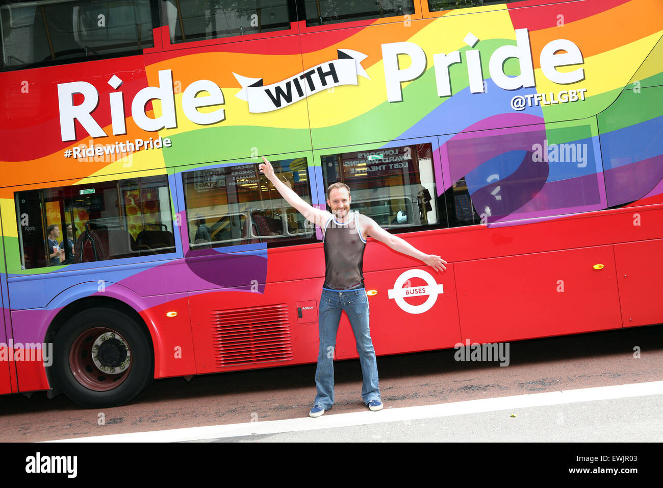 London, UK. 27. Juni 2015. Regenbogen-Bus an die London Pride Parade 2015 Credit: Paul Brown/Alamy Live News Stockfoto