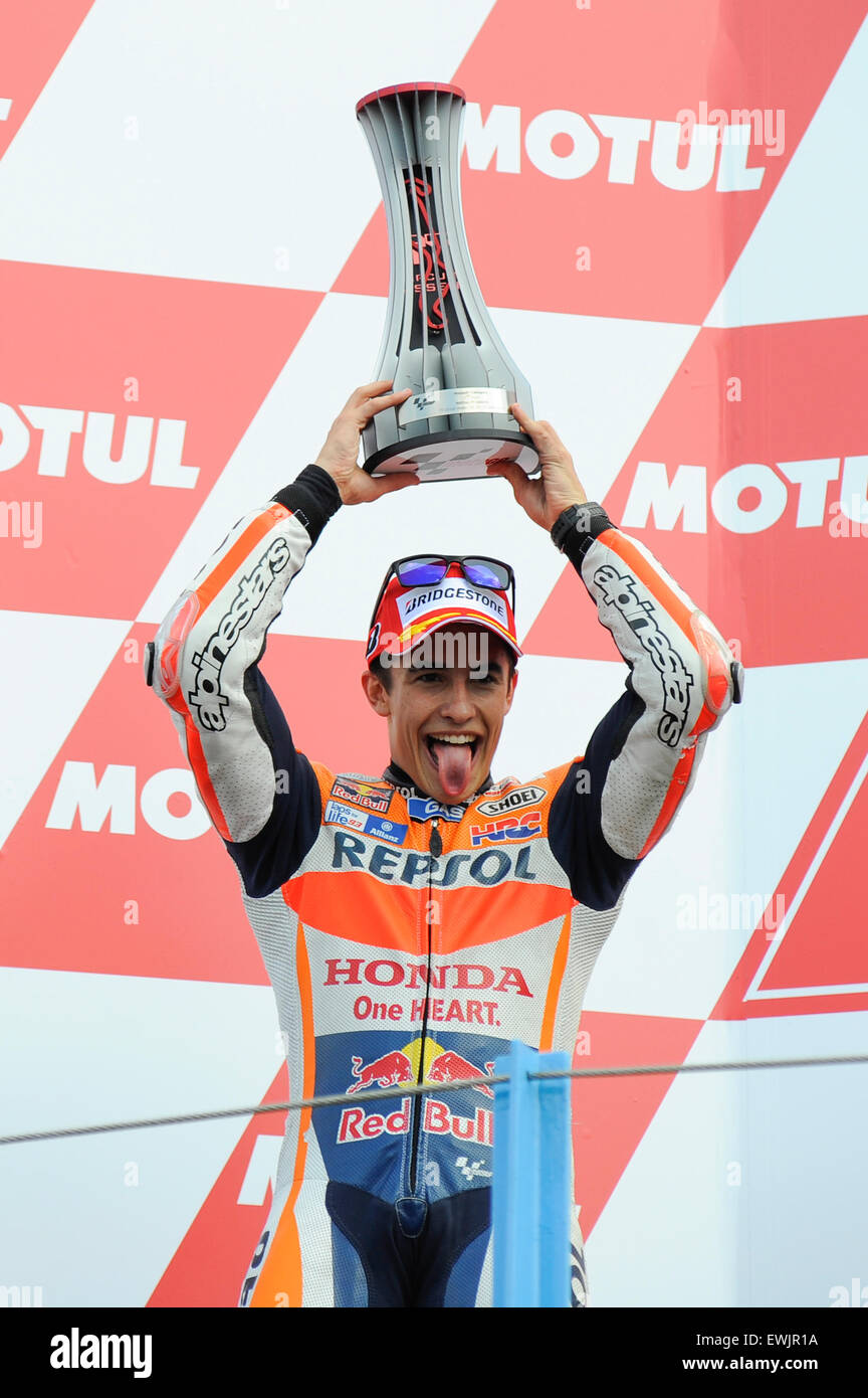 Niederländische MotoGP Assen, Niederlande. 27. Juni 2015. MOTUL TT Assen. Marc Marquez (Repsol Honda) mit seinem zweiten platzierte Finish Trophäe Credit: Action Plus Sport/Alamy Live News Stockfoto