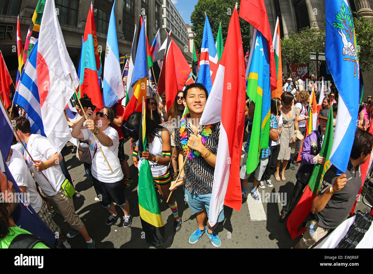 London, UK. 27. Juni 2015. Teilnehmer mit Flaggen aller Nationen in London Pride Parade 2015 Credit: Paul Brown/Alamy Live News Stockfoto