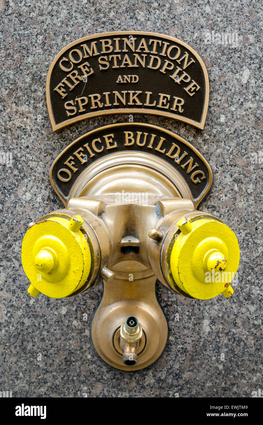Kombination-Feuer-Standrohr und Sprinkler an der Wand eines Bürogebäudes Stockfoto