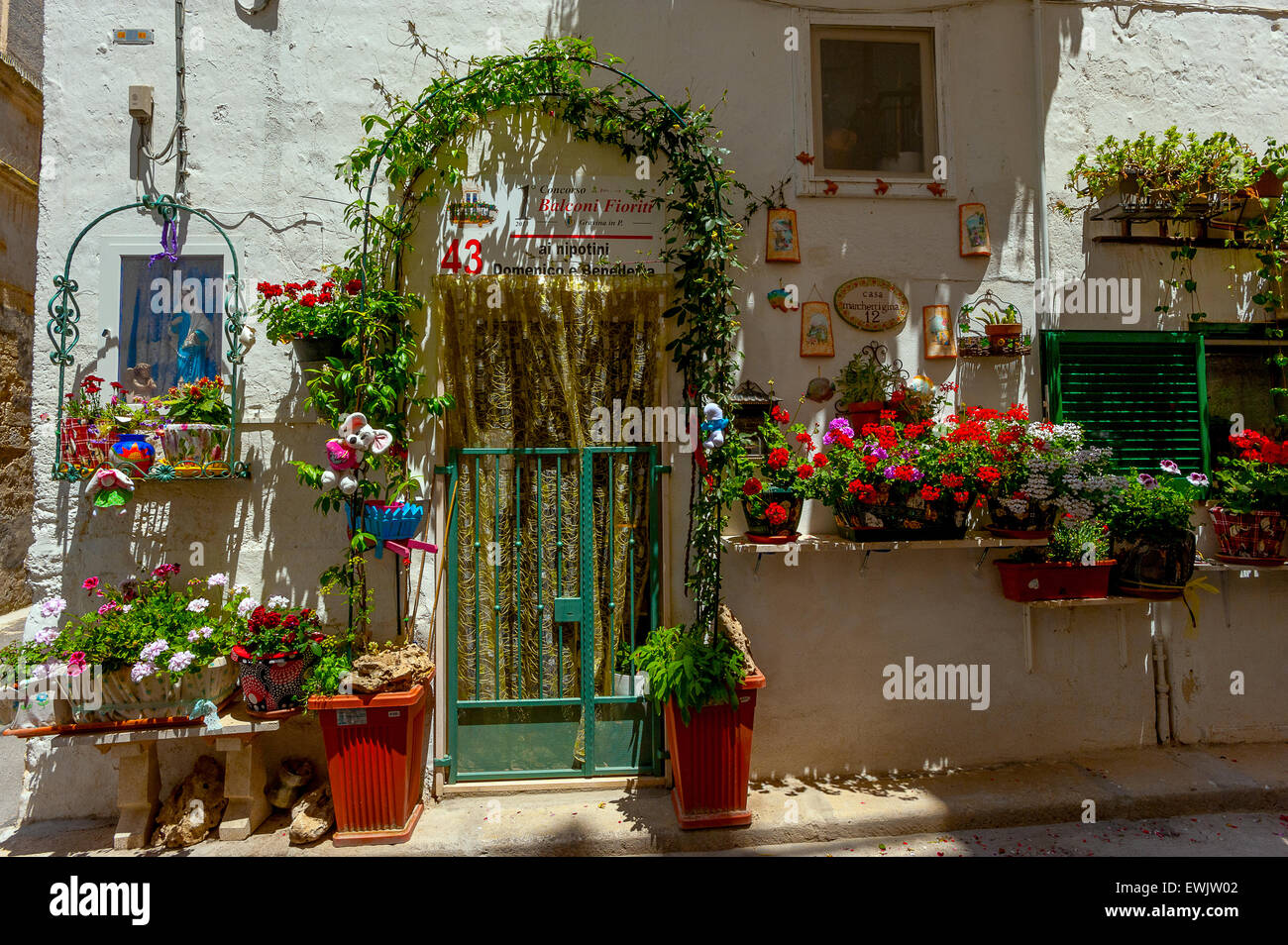 Italien Apulien Gravina in Puglia-Dekoration mit Blumen vor einem Haus Stockfoto