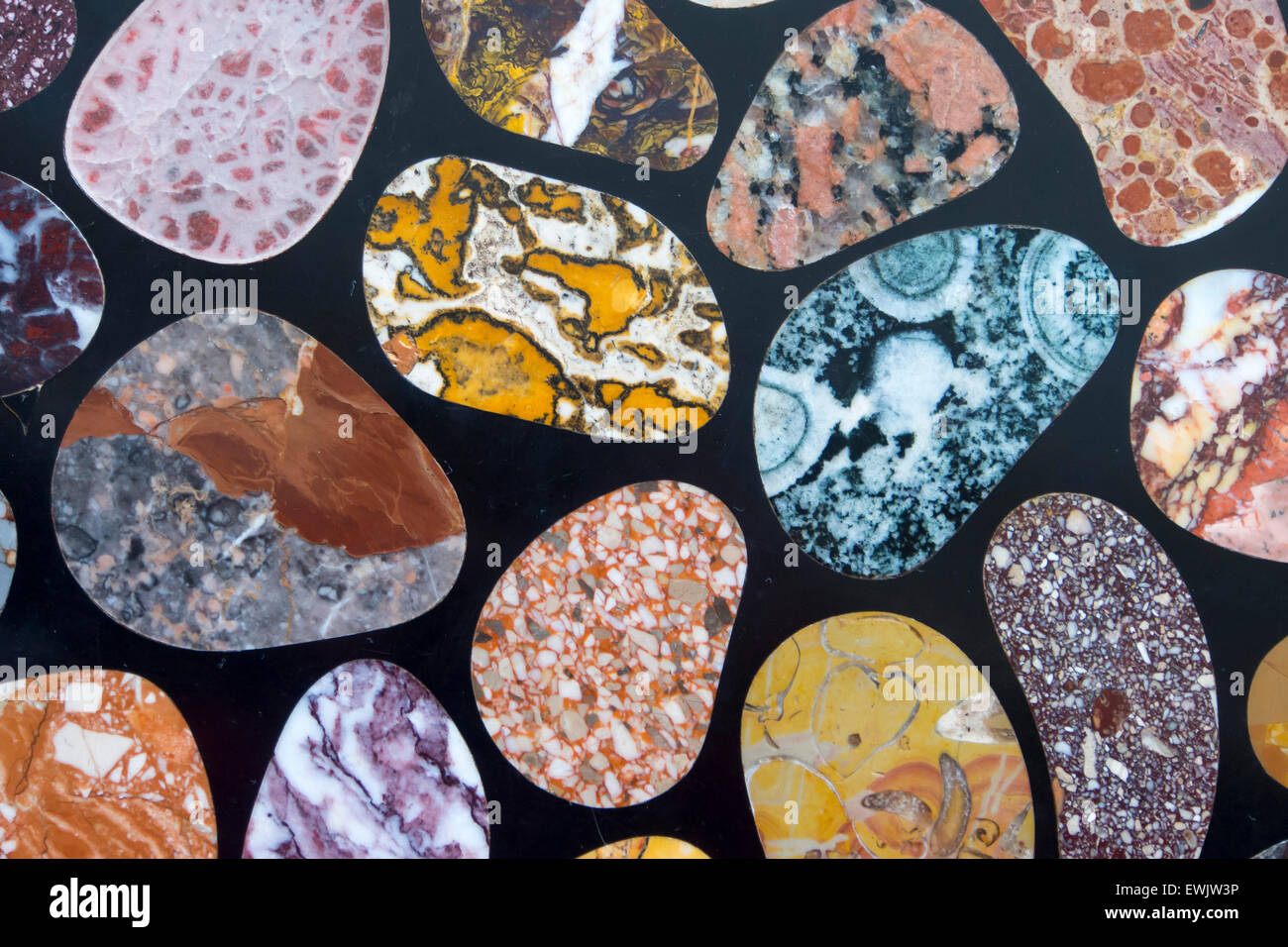 Eine Tischplatte bestehend aus geschnittenen Stein in Croft Castle in Herefordshire, England. Stockfoto