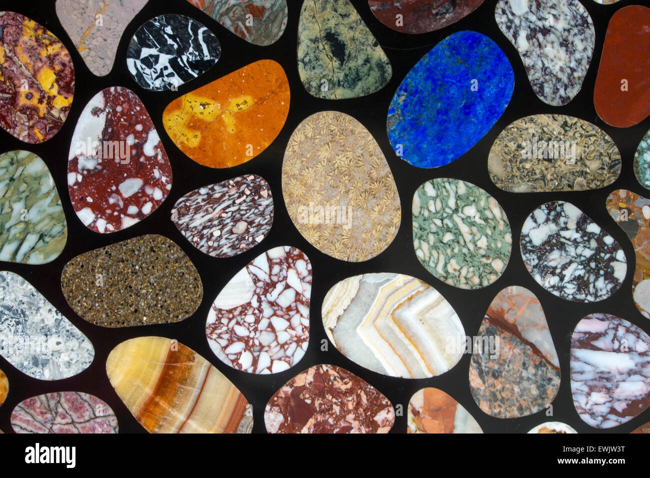 Eine Tischplatte bestehend aus geschnittenen Stein in Croft Castle in Herefordshire, England. Stockfoto