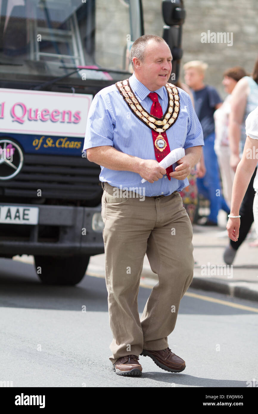 Bürgermeister der Stadt St Clears Carnival Juni 2015 in Pembrokeshire Wales.  Des Rates Beamter mit Goldkette um den Hals Stockfoto