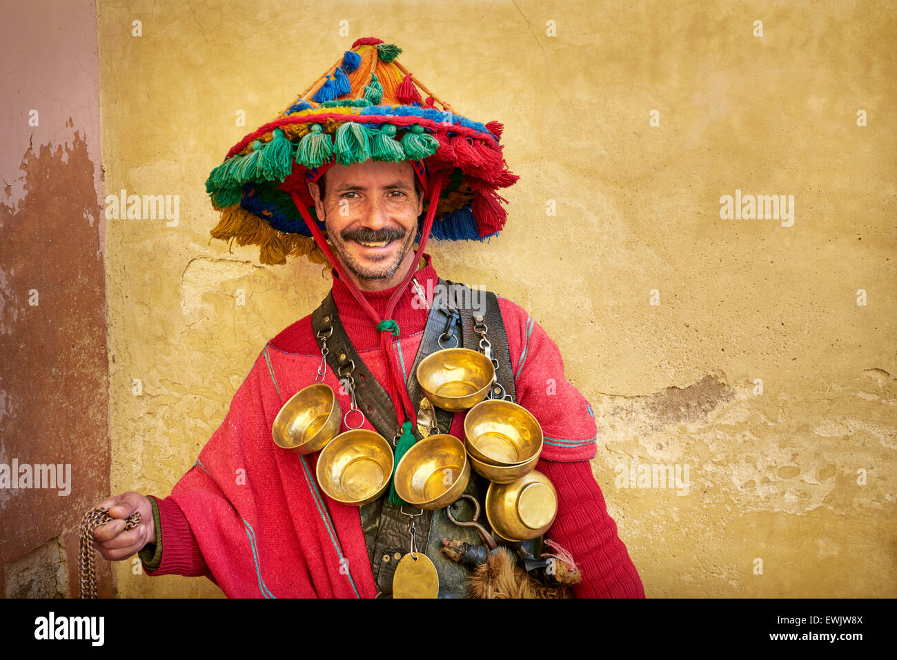 Wasserträger in seiner typischen Uniform, Marrakesch, Marokko, Afrika Stockfoto