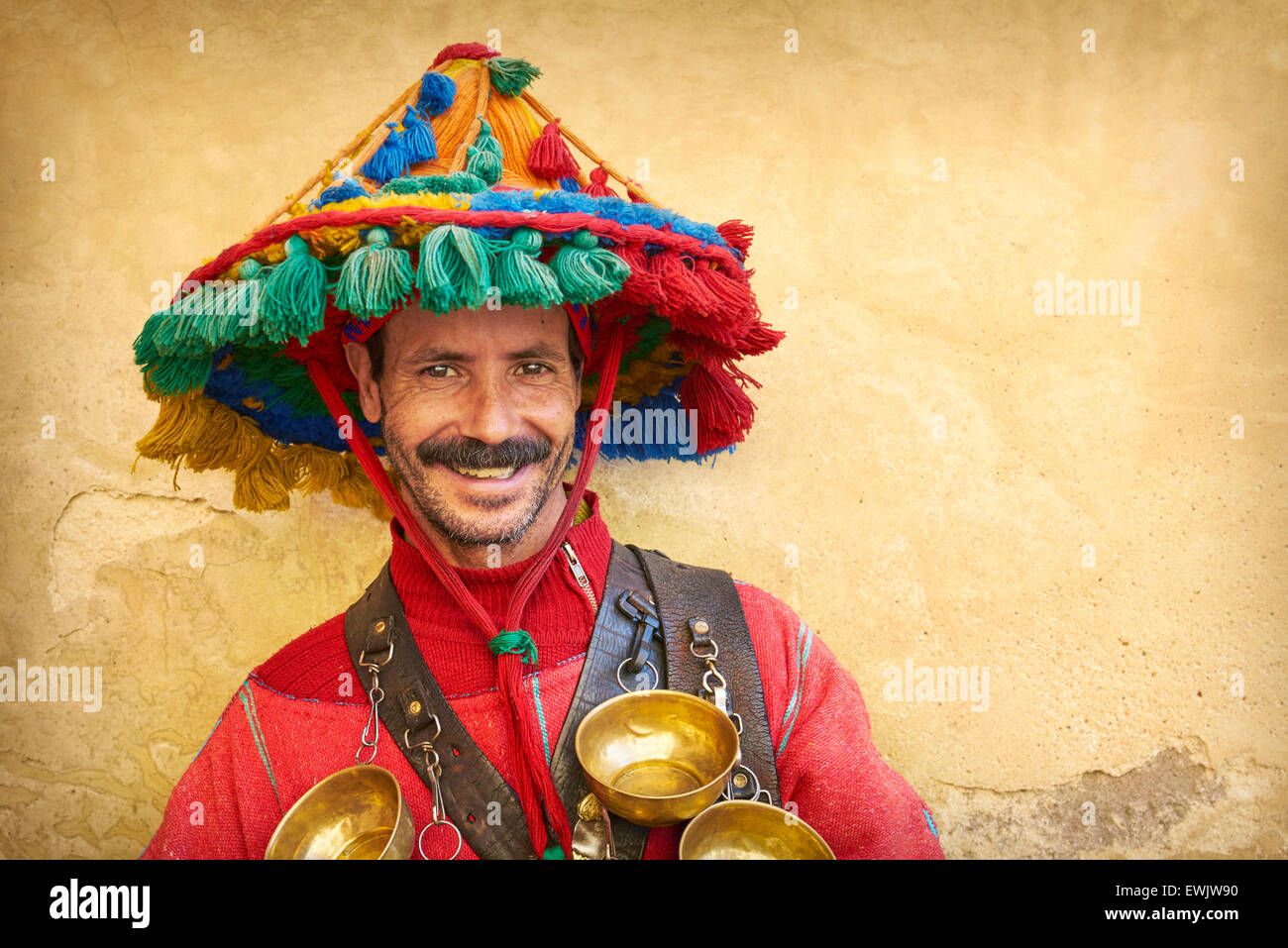 Porträt der Wasserträger in seiner typischen Uniform, Marrakesch, Marokko, Afrika Stockfoto