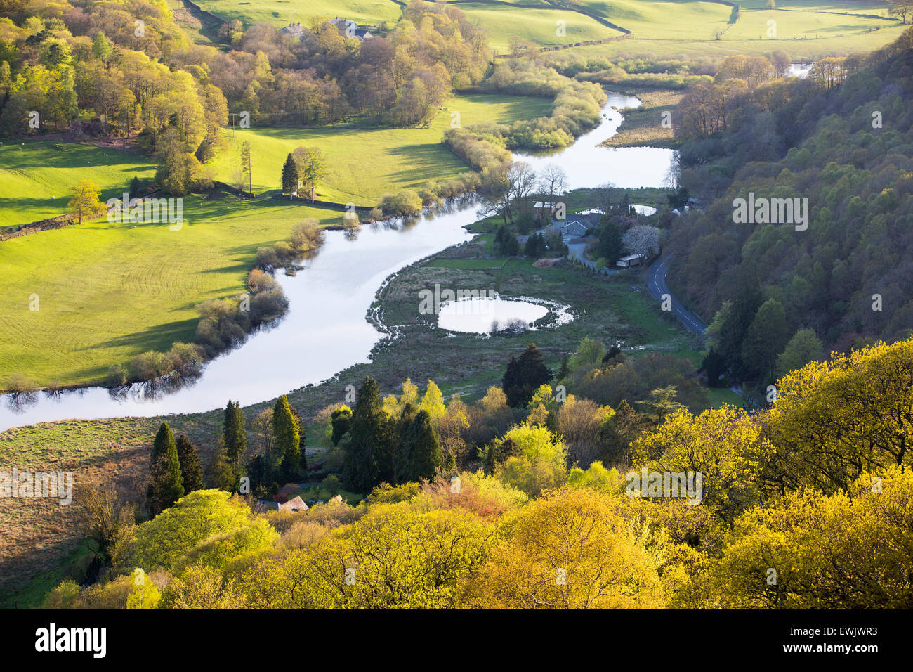 Blick von Loughrigg in Langdale und der Fluß Brathay, Lake District, Großbritannien. Stockfoto
