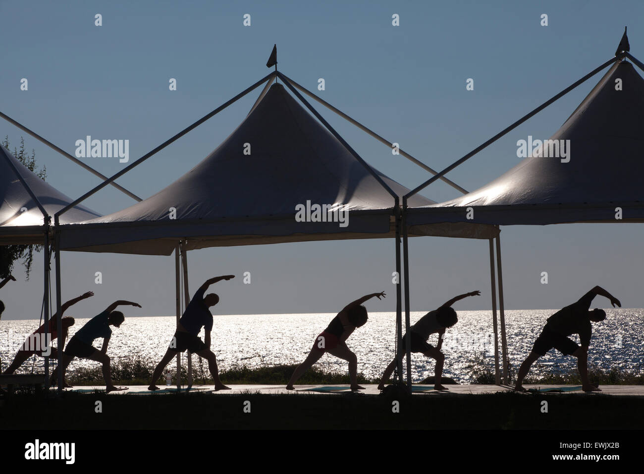Yoga-Übung auf den Abend Licht, Limnos, griechische Inseln, Ägäis, Griechenland Stockfoto