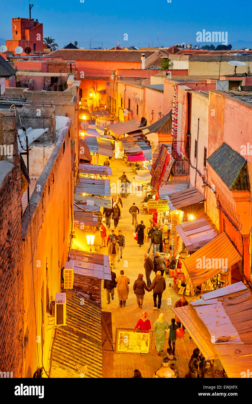 Straßen der Medina von Marrakesch am Abend Zeit, Marokko, Afrika Stockfoto