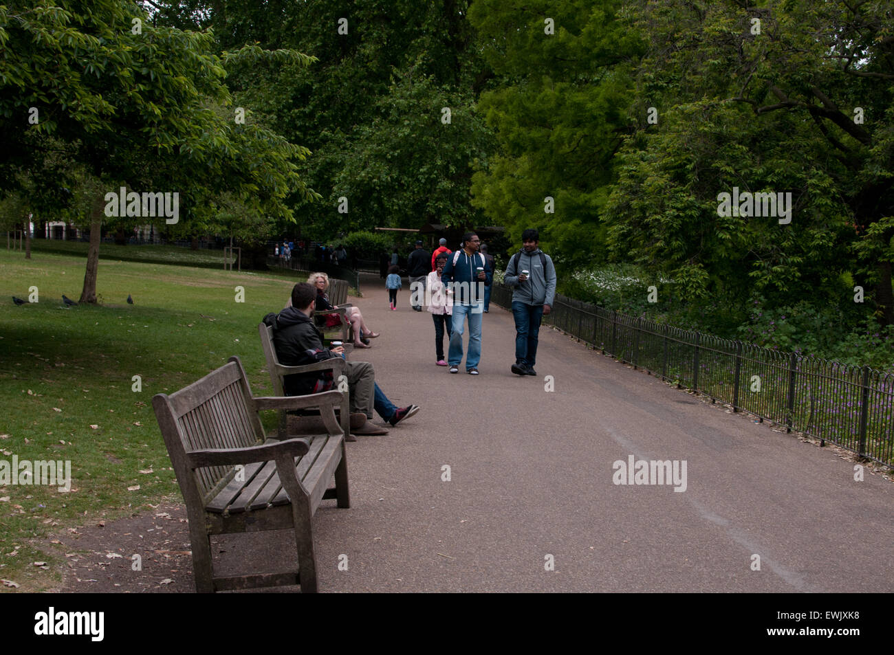 Menschen in St. James Park in London Stockfoto