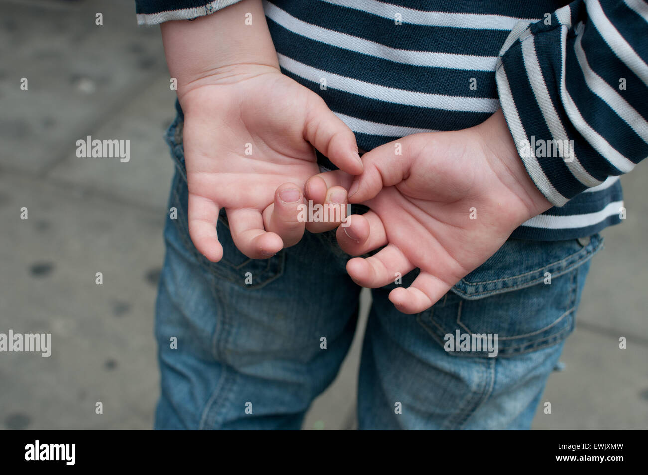 jungen Hände hinter Rücken Stockfoto