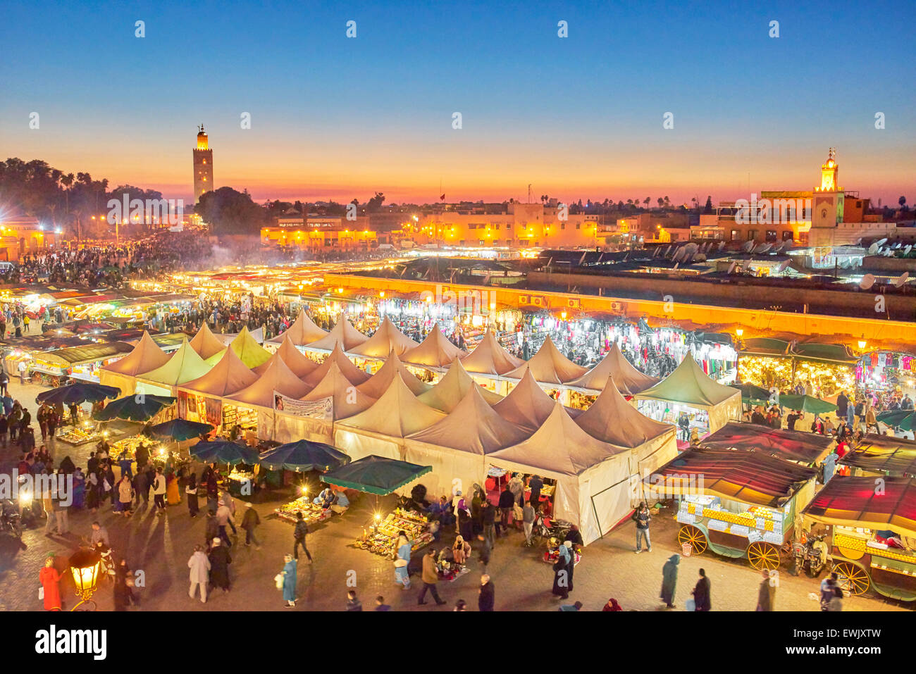 Djemaa el-Fna Platz bei Dämmerung, Marrakesch, Marokko, Afrika Stockfoto
