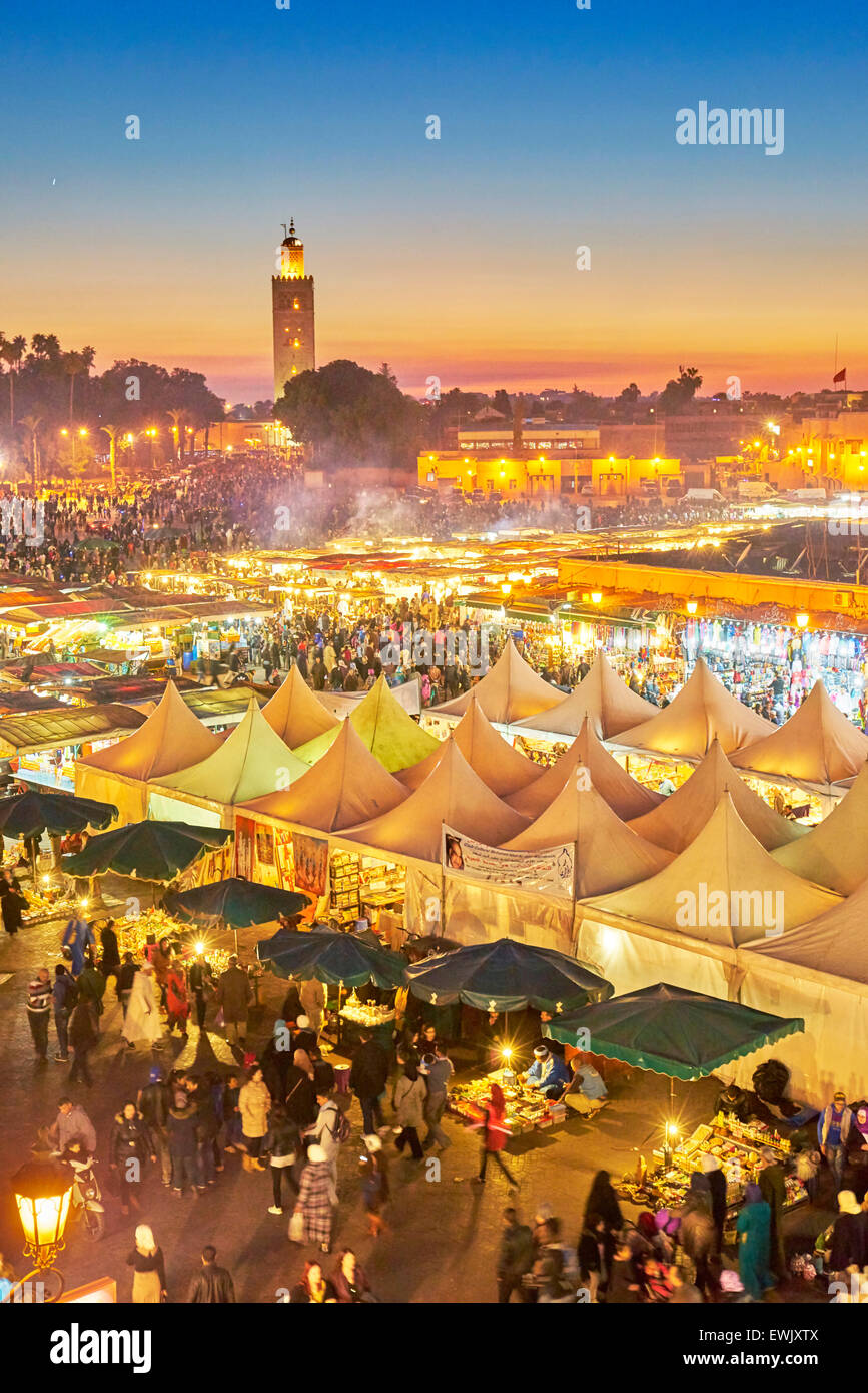 Djemaa el-Fna Platz bei Dämmerung, Marrakesch, Marokko, Afrika Stockfoto