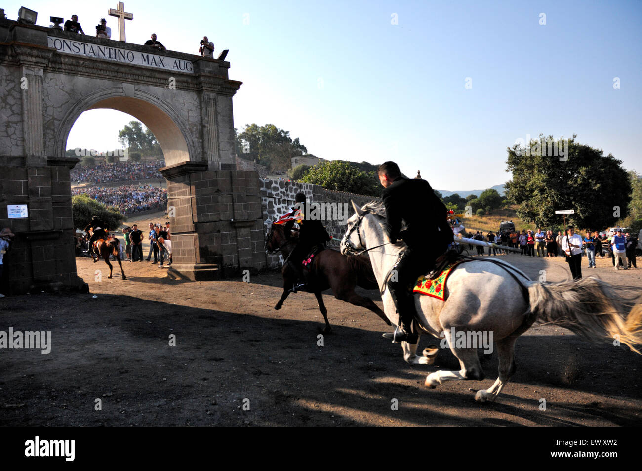 Sedilo, Sardinien, Italien, 6/7/2013.Famous Ardia traditionelle Pferderennen statt jedes Jahr im Juli rund um San Costantino Kirche Stockfoto