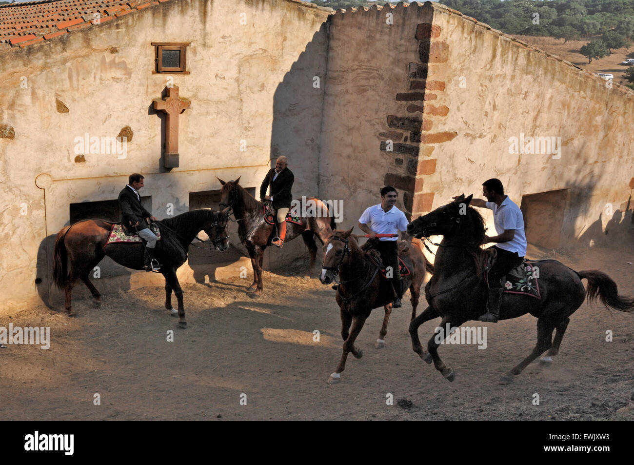 Sedilo, Sardinien, Italien, 6/7/2013.Famous Ardia traditionelle Pferderennen statt jedes Jahr im Juli rund um San Costantino Kirche Stockfoto
