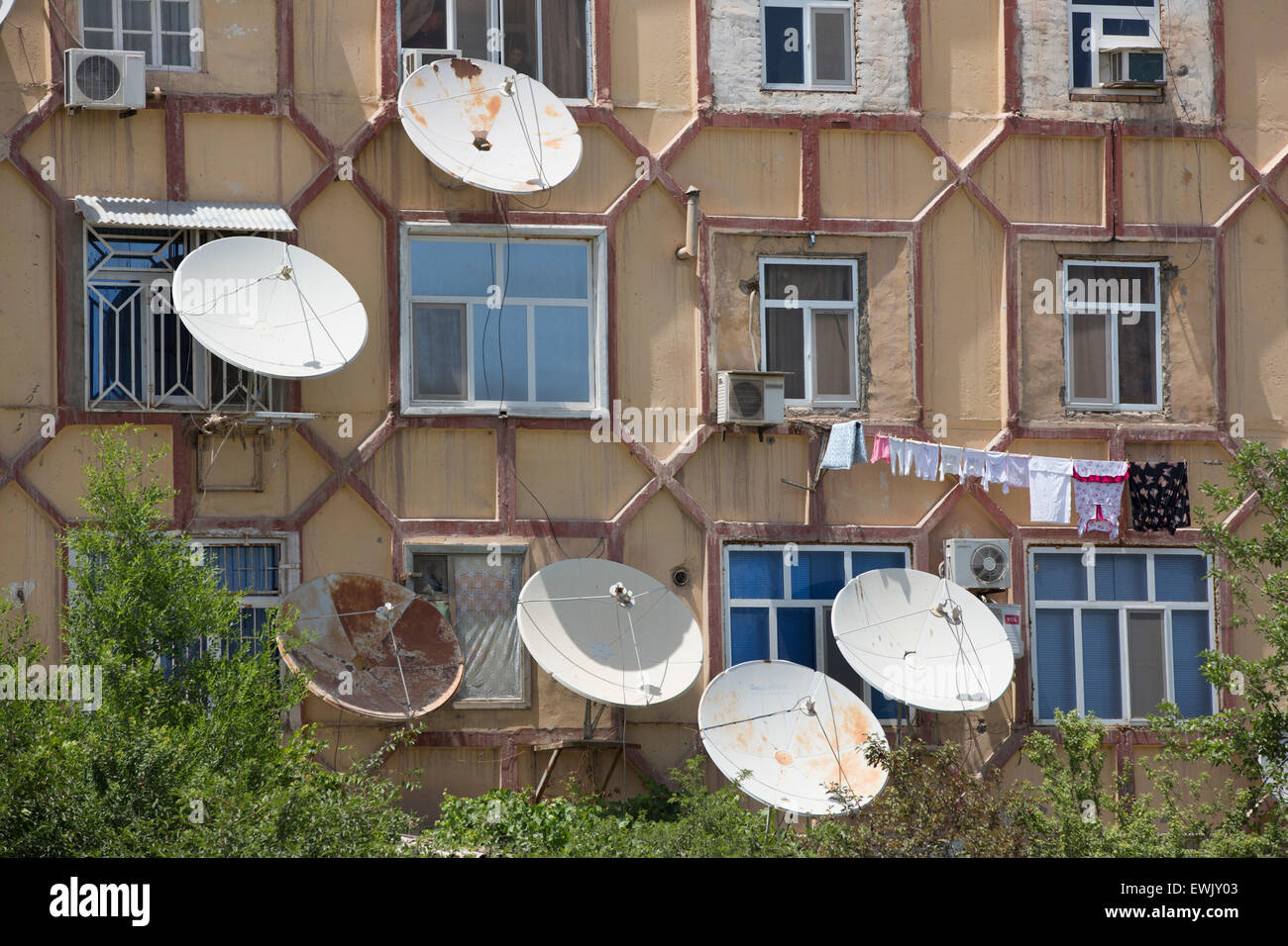 Satellitenschüsseln auf Sowjet-Ära Wohnung block in Mary, Turkmenistan Stockfoto