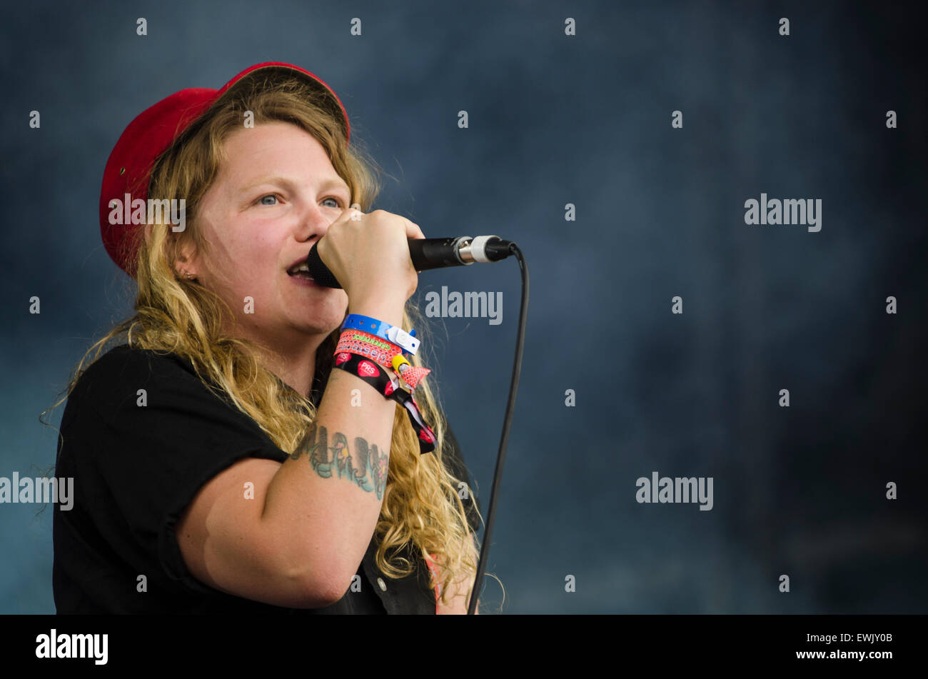 Glastonbury Festival, UK. 27. Juni 2015. Kate Tempest führt live auf der Park-Bühne beim Glastonbury Festival am Samstagabend, in was sie behauptet, die größte Veranstaltung der Phase ihrer Karriere. Stockfoto