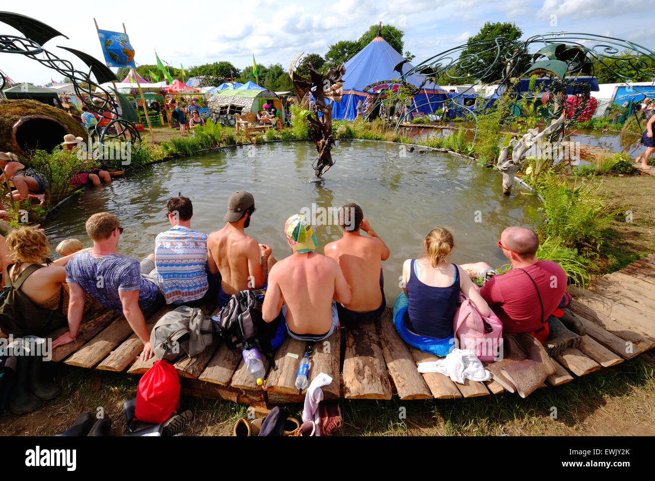 Glastonbury Festival, Somerset, UK. 27. Juni 2015. Während das Wetter warm bleibt diese Festivalbesucher nutzen Sie die Gelegenheit um sich abzukühlen am Teich im Bereich Green Futures Credit: Tom Corban/Alamy Live News Stockfoto