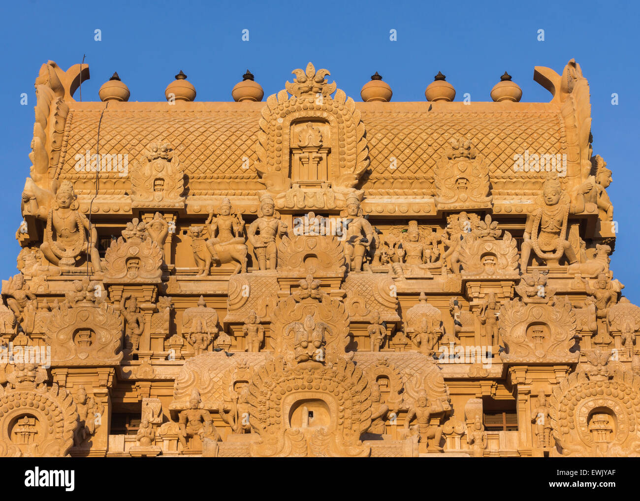 Kumbam oben auf Eingang Gopuram im Brihadesswarar Tempel. Stockfoto