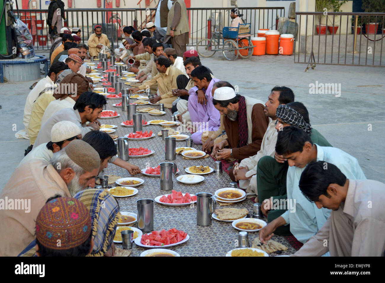 Quetta. 27. Juni 2015. Pakistanische Männer bereiten Iftar Essen für muslimische Anhänger, die für ihre Fastenbrechen während des Heiligen Monats Ramadan im Südwesten Pakistans Quetta am 27. Juni 2015 warten. © Irfan/Xinhua/Alamy Live-Nachrichten Stockfoto