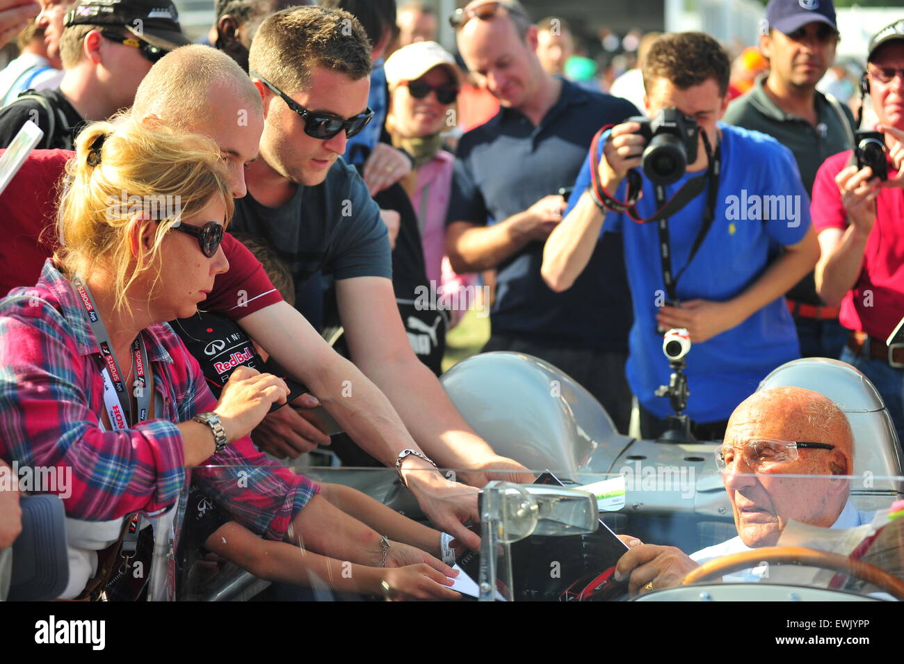 Goodwood, Chichester, UK. Samstag 26. Stirling Moss Autogramme auf dem Goodwood Festival of Speed. Das große Automobile-Event lockt Tausende von Zuschauern in Goodwood House in Sussex, wo Hunderte von modernen und historischen Autos an einem Bergrennen teilnehmen. Bildnachweis: Jonny White/Alamy Live-Nachrichten Stockfoto