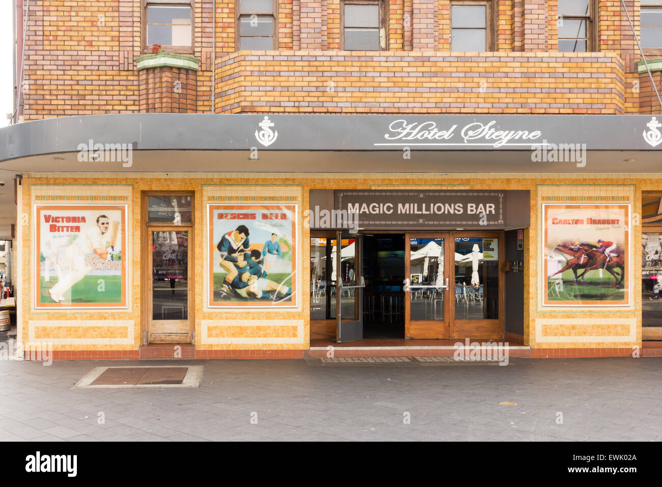 Manly, Australien-Juni 12. 2015: Magic Millionen Bar Eintritt in das Hotel Steyne. Das Hotel ist im Art Deco Stil. Stockfoto