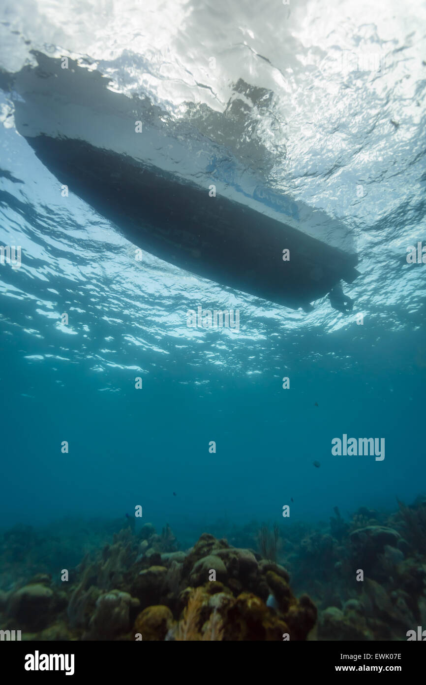 Tauchen Boot schwimmt in klarem Wasser über dem Korallenriff Stockfoto