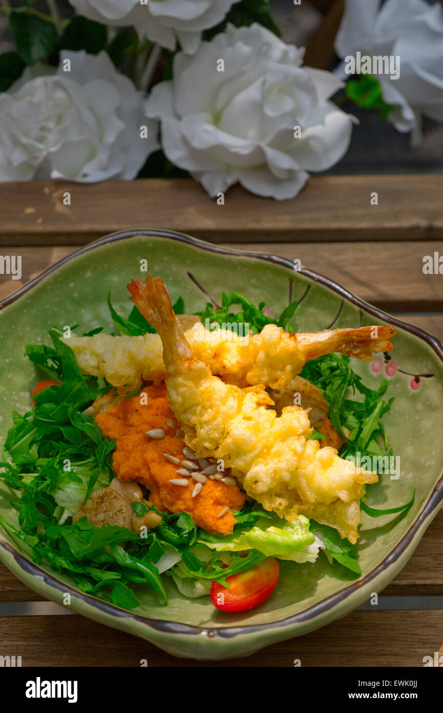 frische frittierte japanische Tempura Garnelen mit Salat und Seeigel Stockfoto