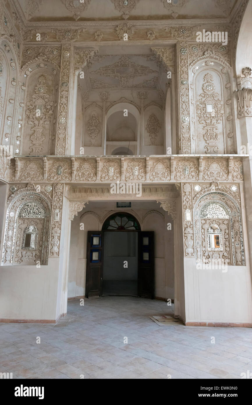 Aufwendigen Fassade mit Hunderten von Intarsien Spiegel, Tabatabei historisches Haus, Kashan, Iran Stockfoto