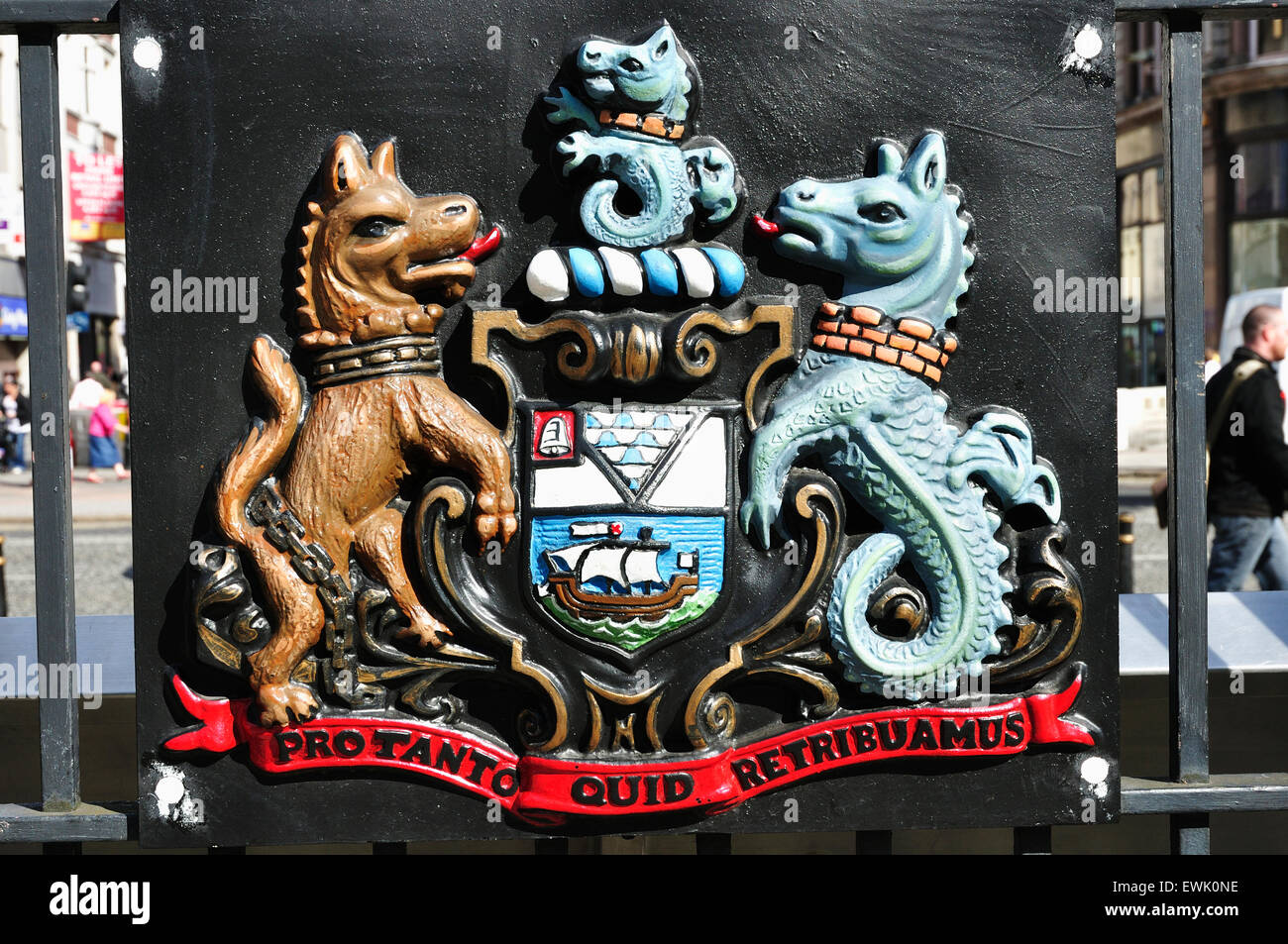 Wappen von Belfast. Der Belfast City Hall ist das bürgerliche Gebäude von Belfast City Council. Das Hotel liegt am Donegall Square, Belfast. Stockfoto