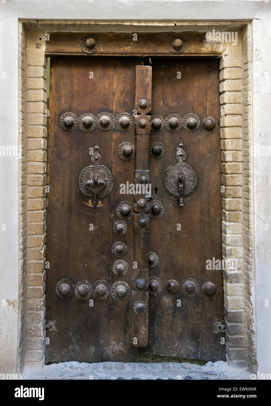 Nahaufnahme von der alten hölzernen Eingangstür Tabatabei historisches Haus, Kaschan, Iran Stockfoto