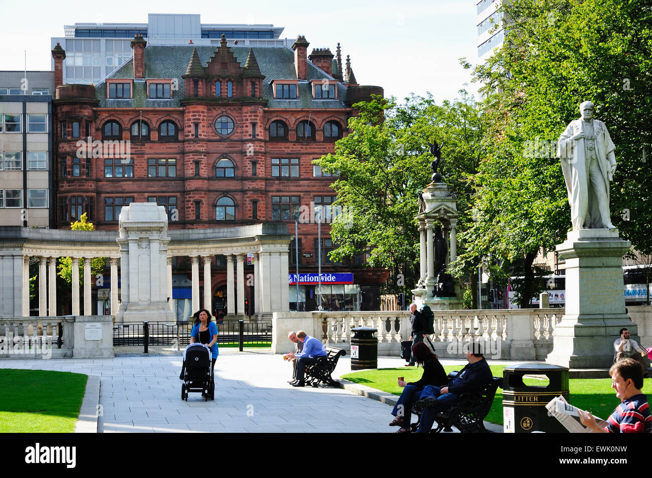 Garten der Erinnerung und der Kenotaph. Der Belfast City Hall ist das bürgerliche Gebäude von Belfast City Council. Nordirland.  UK Stockfoto
