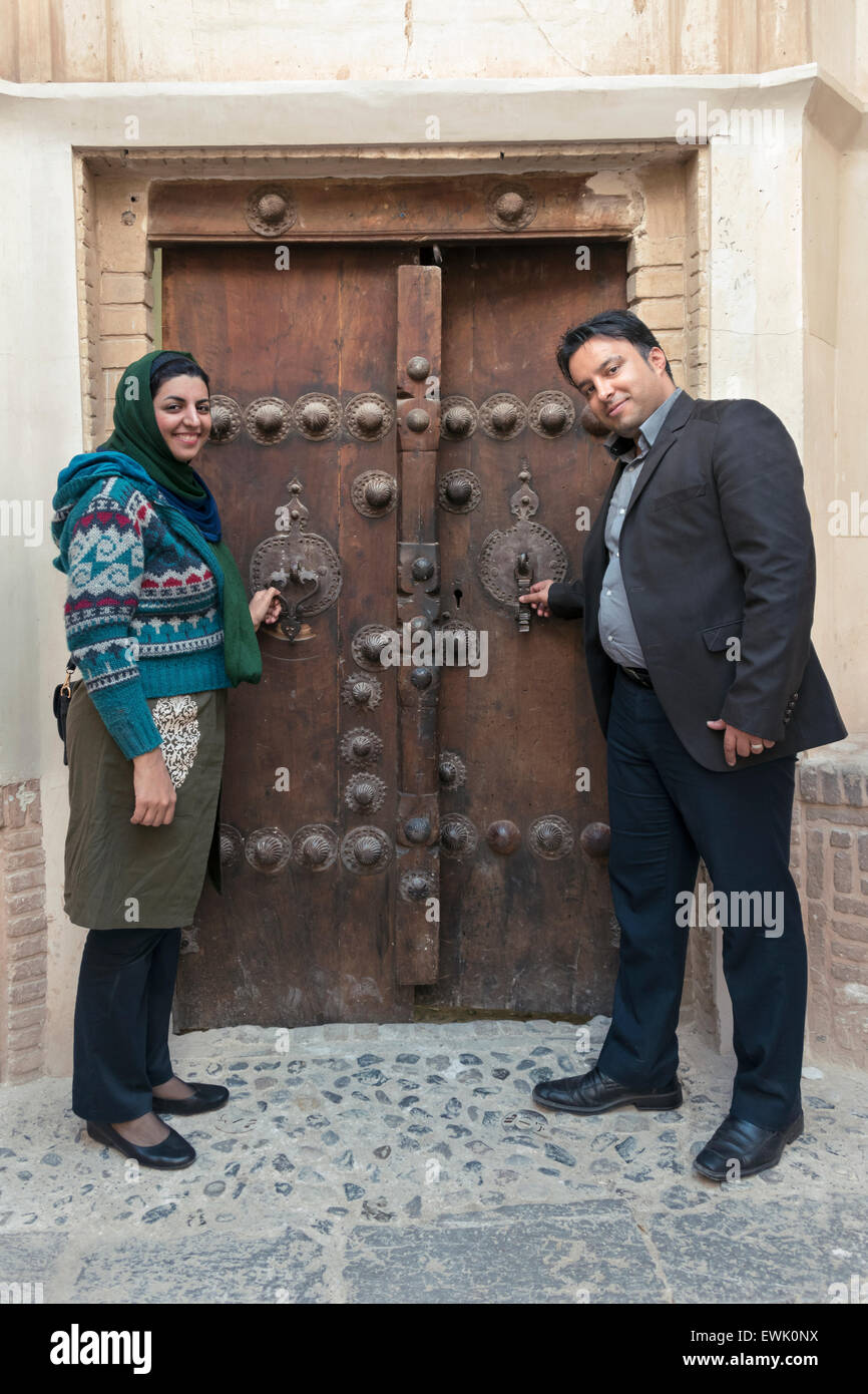 Damen- und Herren Türklopfer an einer alten Tür, Tabatabei historisches Haus, Kashan, Iran Stockfoto