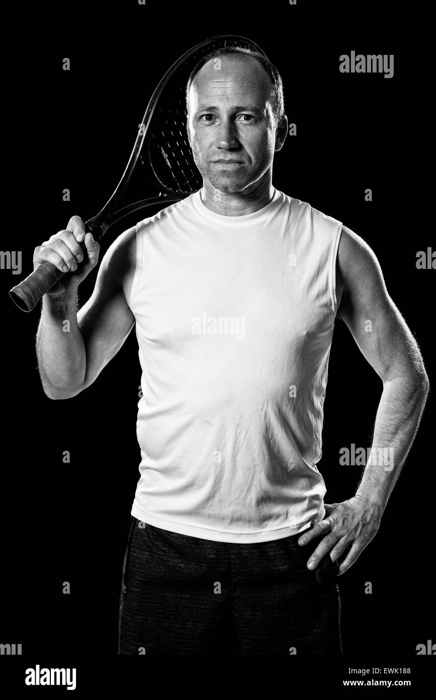 Erwachsene männliche Tennisspieler. Studio über Schwarz erschossen. Stockfoto