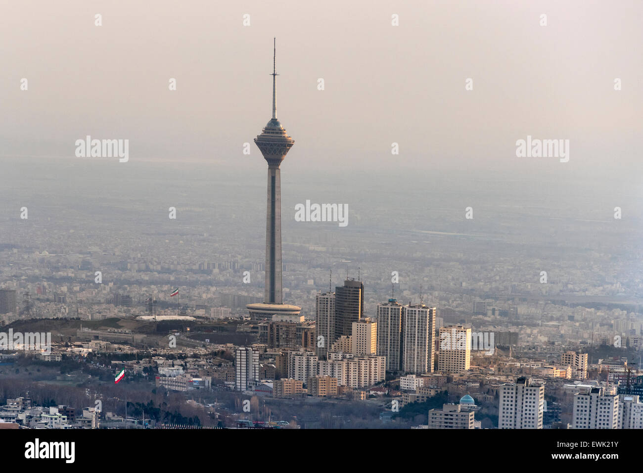 Milad Tower und Teheran Stadt bei Sonnenuntergang gesehen aus dem Tochal Berg, Iran Stockfoto